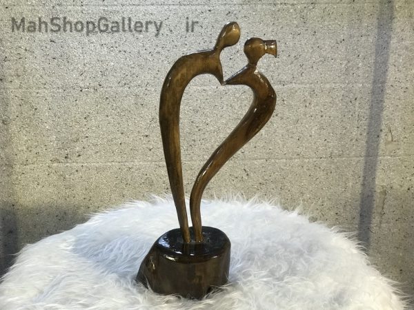 مجسمه چوبی قلب عشاق