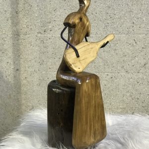 مجسمه چوبی گیتار زن