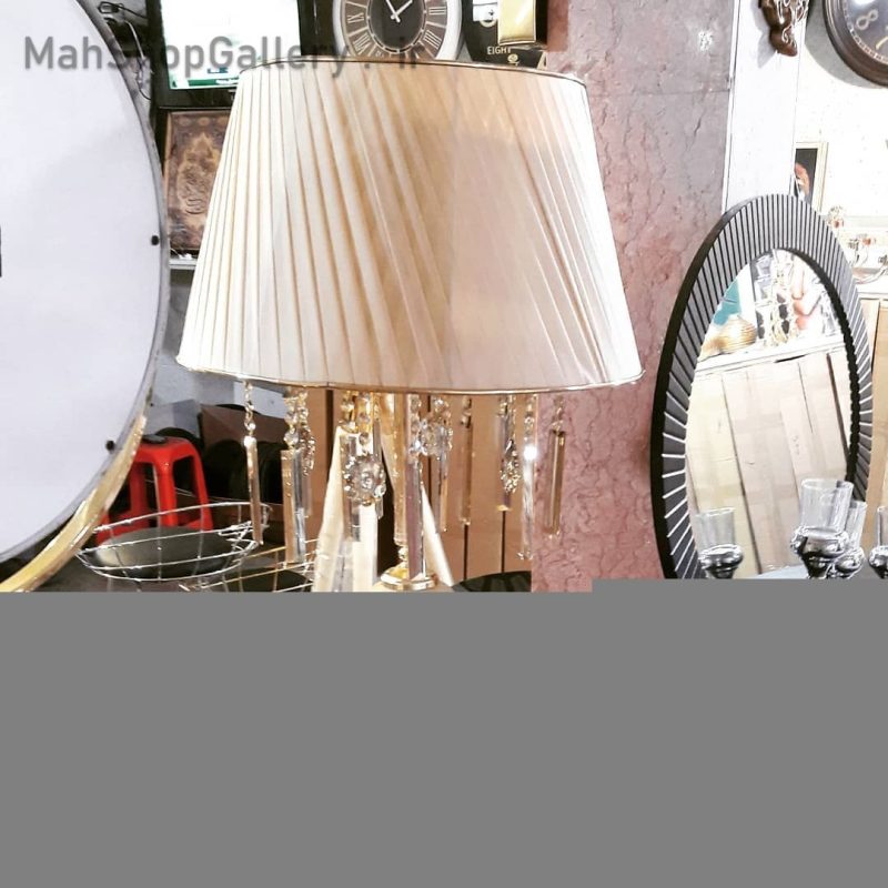 آباژور کریستالی بلند کنار سالنی